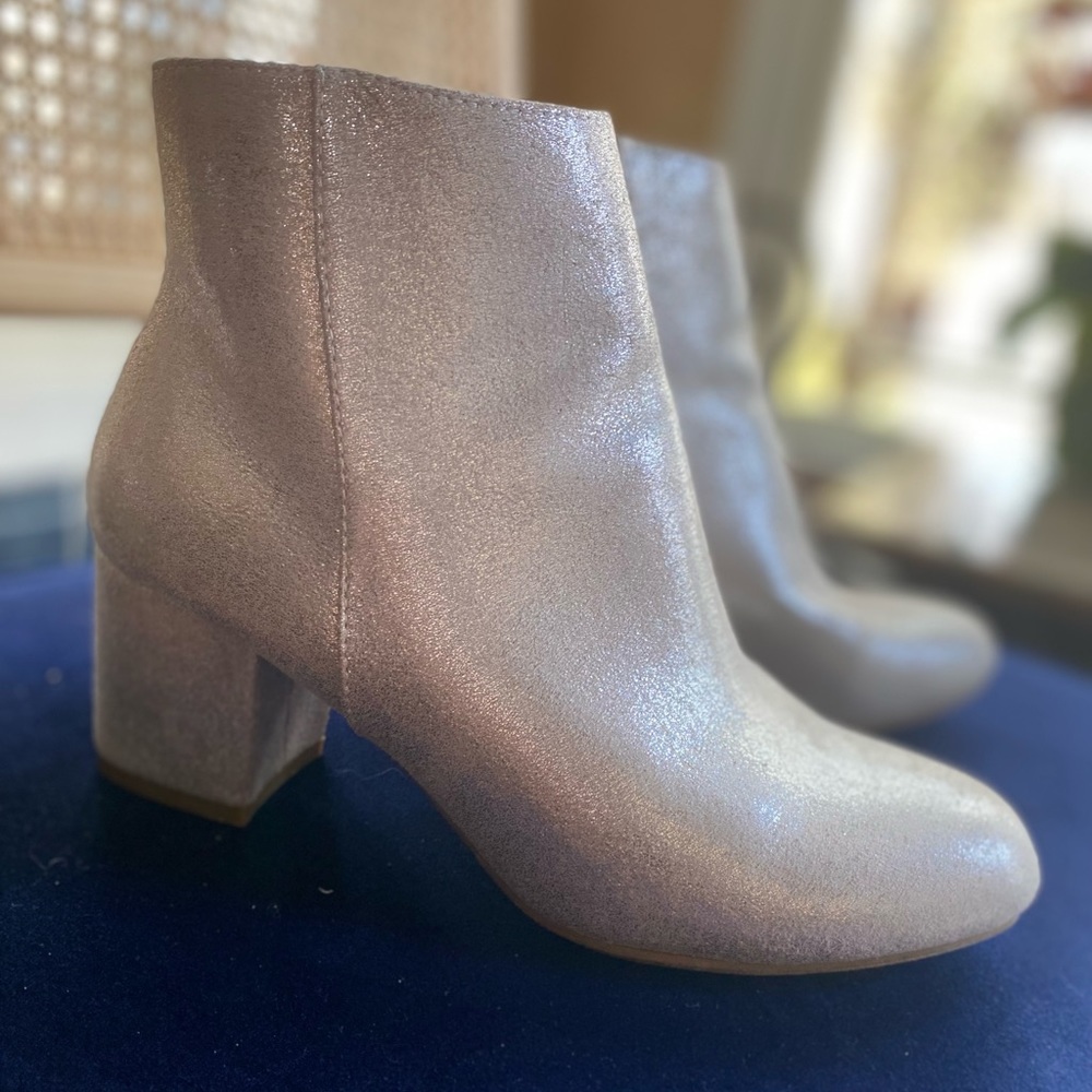 “A new day” silver ankle boots. (8)